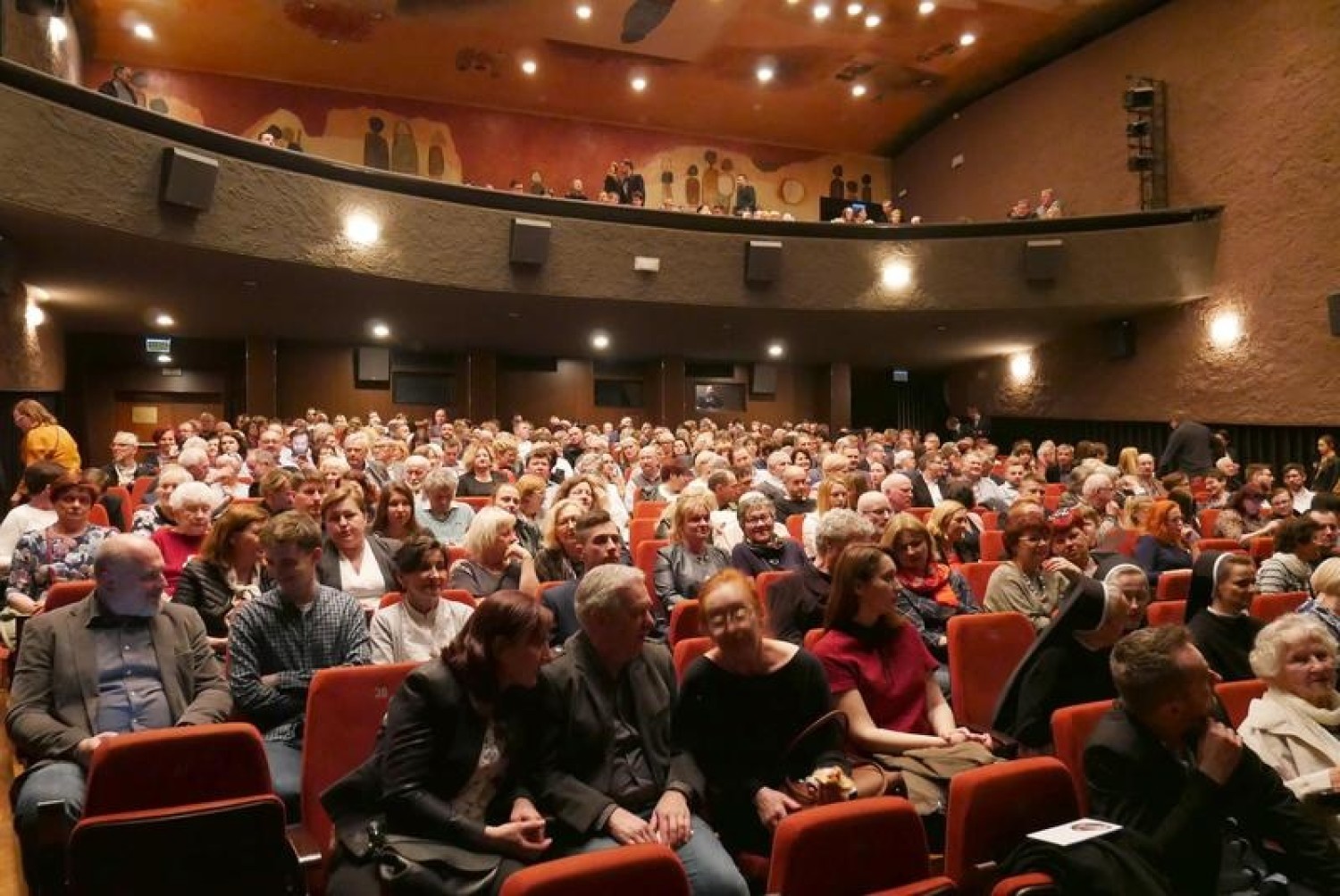 Widownia sali teatralnej Oświęcimskiego Centrum Kultury była wypełniona publicznością