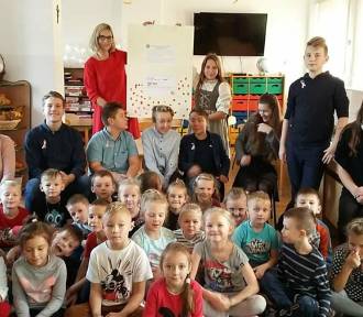 Człuchów. "PoczytajMy o Niepodległej"  - uczniowie SP nr 1 w  Człuchowie z wizytą w przedszkolu