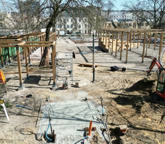 Wielkie drewniane elementy w nowym parku w Kielcach [WIDEO, ZDJĘCIA Z DRONA]  
