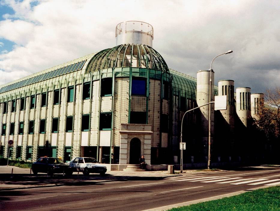 Nieporośnięty jeszcze bluszczem budynek Biblioteki Uniwersyteckiej od skrzyżowania Wybrzeża Kościuszkowskiego i Lipowej