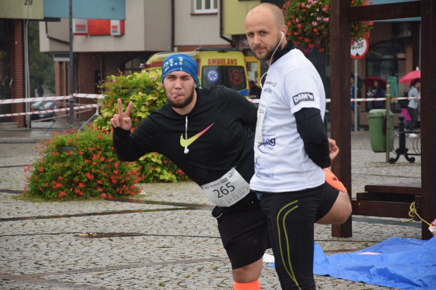 Blisko 300 biegaczy w deszczowych warunkach zmagało się z 10-kilometrową trasą, wiodącą po głównych arteriach Skierniewic