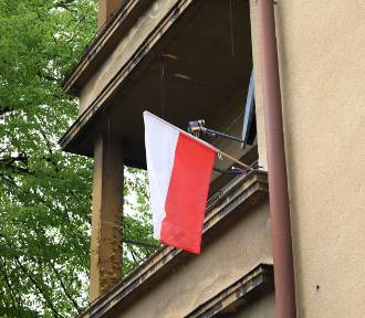 Mieszkańcy Warszawy mogą za darmo dostać flagi Polski. Gdzie je odebrać? 