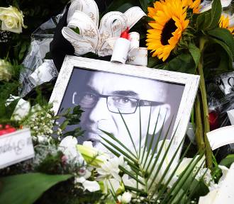 Pożegnanie Dariusza Klimczaka w Sieradzu. Uznany artysta spoczął na starym cmentarzu