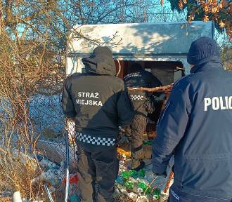 Policjanci z Brodnicy sprawdzają miejsca, w których mogą przebywać bezdomni