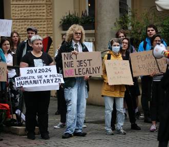 „Stop przemocy na granicy”. Protest organizacji społecznych w centrum Krakowa