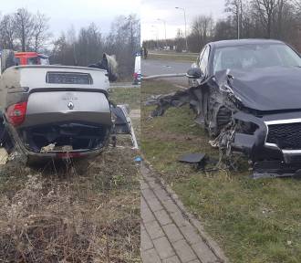 Dachowanie w Tarnowie, sprawca wypadku miał 2,5 promila, jedna osoba ranna. Zdjęcia