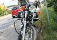64-letni motocyklista najechał w Łękach na tył samochodu. Trafił do szpitala