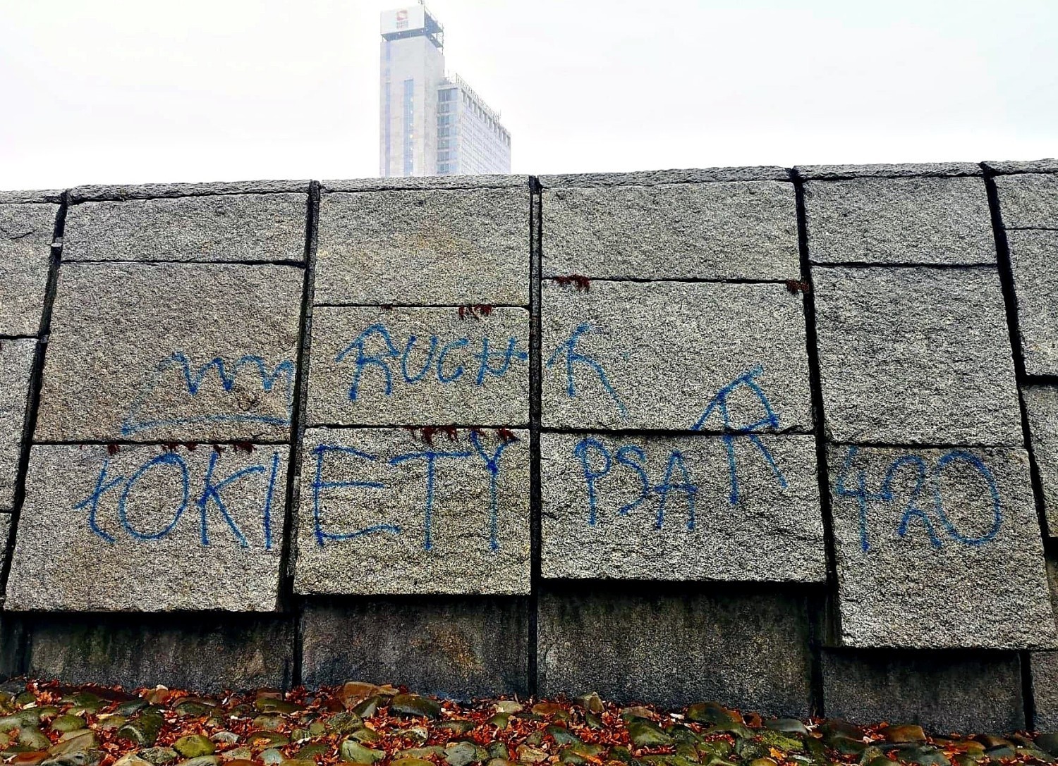 Pomnik Powstańców Śląskich w Katowicach pomazany farbą