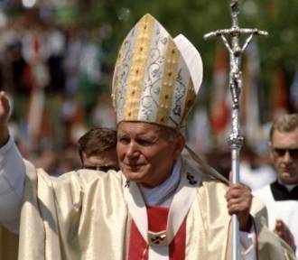 Marsze, modlitwy i koncerty w obronie św. Jana Pawła II. Oto papieskie inicjatywy