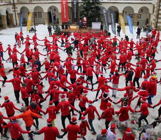 Bunt Mikołajów w Niepołomicach. Przebierańcy biegli ulicami miasta ZDJĘCIA