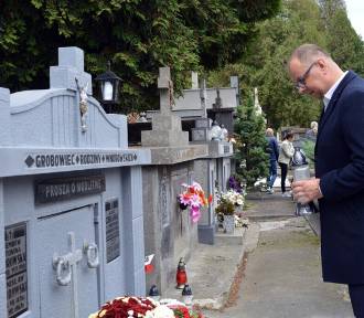 Prezydent Przemyśla Wojciech Bakun odwiedził groby samorządowców [ZDJĘCIA]