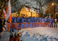 „Uwolnić więźniów politycznych”. Protest pod domem premiera Donalda Tuska w Sopocie