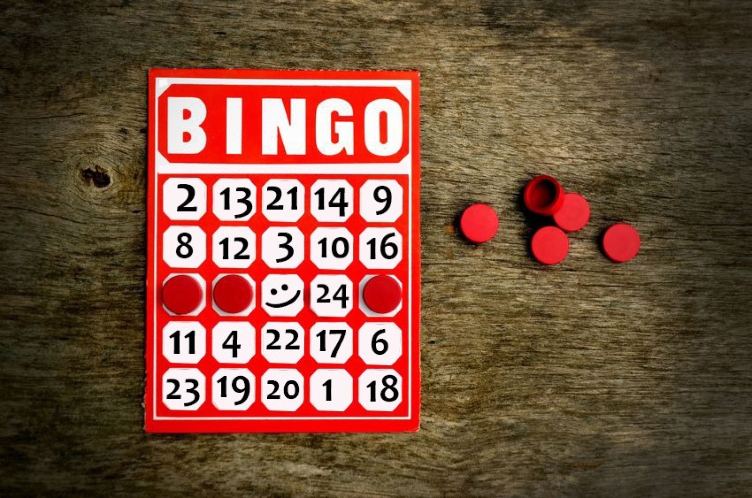 Proste, domowe BingoPotrzebujemy:- plansz dla każdego gracza (wykonujemy je samodzielnie)- czterech zwykłych kości do gry, tzw