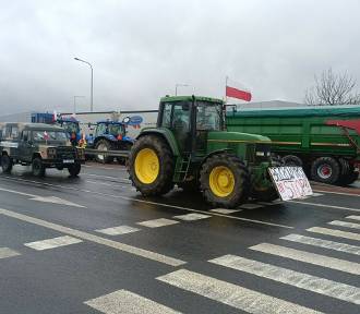 Rolnicy sparaliżują Wielkopolskę. Policja: "Sugerujemy unikanie podróży samochodem"