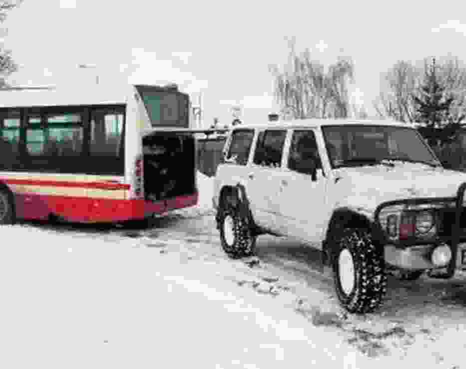 W Wieruszewie autobus wyciągano z zaspy autem terenowym