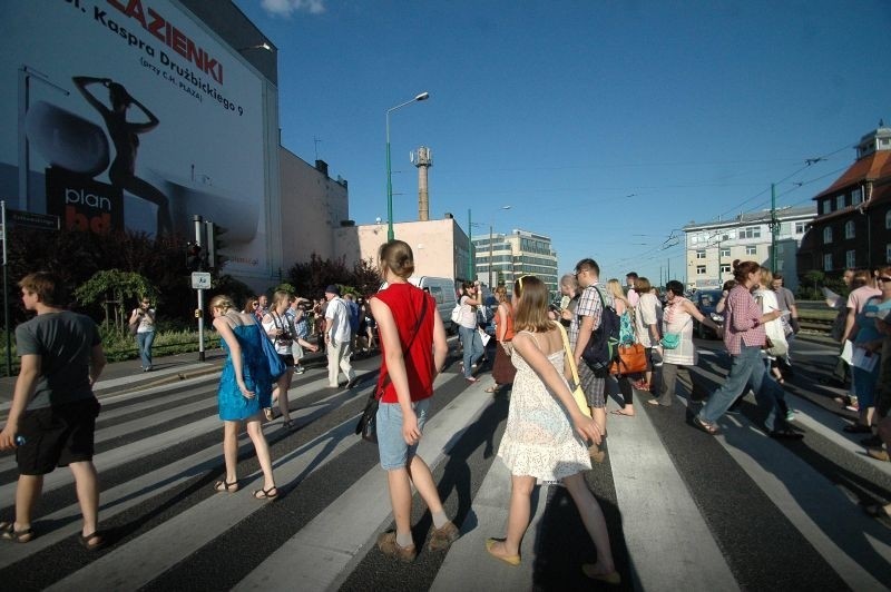 Na początku zdezorientowani, a później co raz bardziej ożywieni byli uczestnicy marszu