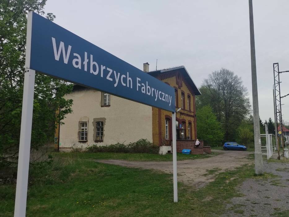 Zapomniany dworzec kolejowy na trasie Wrocław - Jelenia Góra. Więcej tu pociągów niż pasażerów - zdjęcia