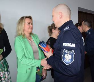 Kwiaty od komendanta bełchatowskiej policji z okazji Dnia Kobiet