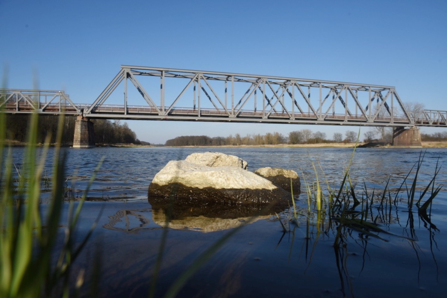 Zdjęcia ścieżki rowerowej na moście w Stanach, koło Nowej Soli, 25 marca 2020 r