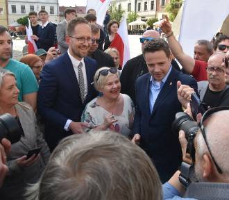 Rafał Trzaskowski na wiecu poparcia dla Jakuba Kwaśnego. Przyszedł też kandydat PiS