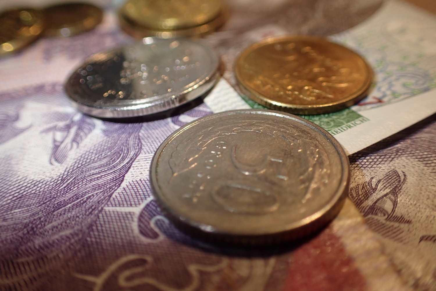Świadczenie postojowe dla osób z umowami cywilnoprawnymi - warunek
