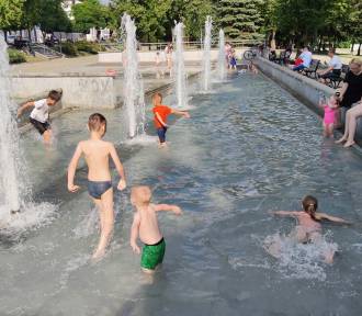 Fontanna niczym basen podczas ekstremalnych upałów w Piotrkowie. ZDJĘCIA
