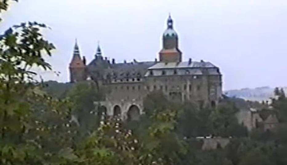Film jak wehikuł czasu! Zwiedzamy zamek Książ w latach 90. XX wieku! Pamiętacie go z tamtych lat? [FILM i ZDJĘCIA]