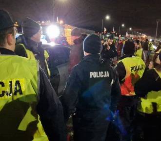 Nocny protest rolników na A1 pod Piotrkowem. Interweniowała policja. ZDJĘCIA