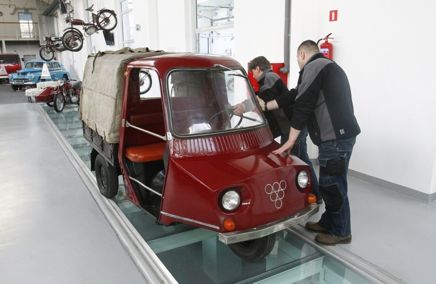To jedyny prototyp nietypowego junaka B23, który powstał w Szczecińskiej Fabryce Motocykli. Od dziś można go podziwiać w zbiorach Muzeum Techniki i Komunikacji Zajezdnia Sztuki.