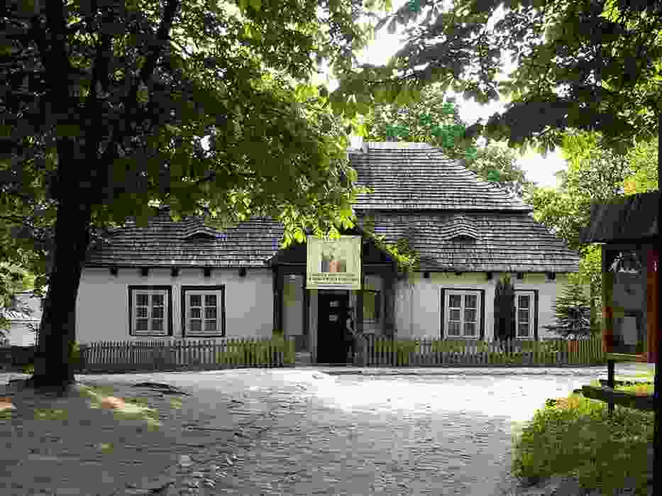 Wystawę możemy oglądać na dziedzińcu Dworku Laszczyków w Kielcach