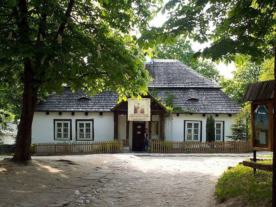 Wystawę możemy oglądać na dziedzińcu Dworku Laszczyków w Kielcach