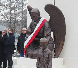 Odsłonięto pomnik dzieci z woj. łódzkiego - ofiar niemieckich obozów pracy 