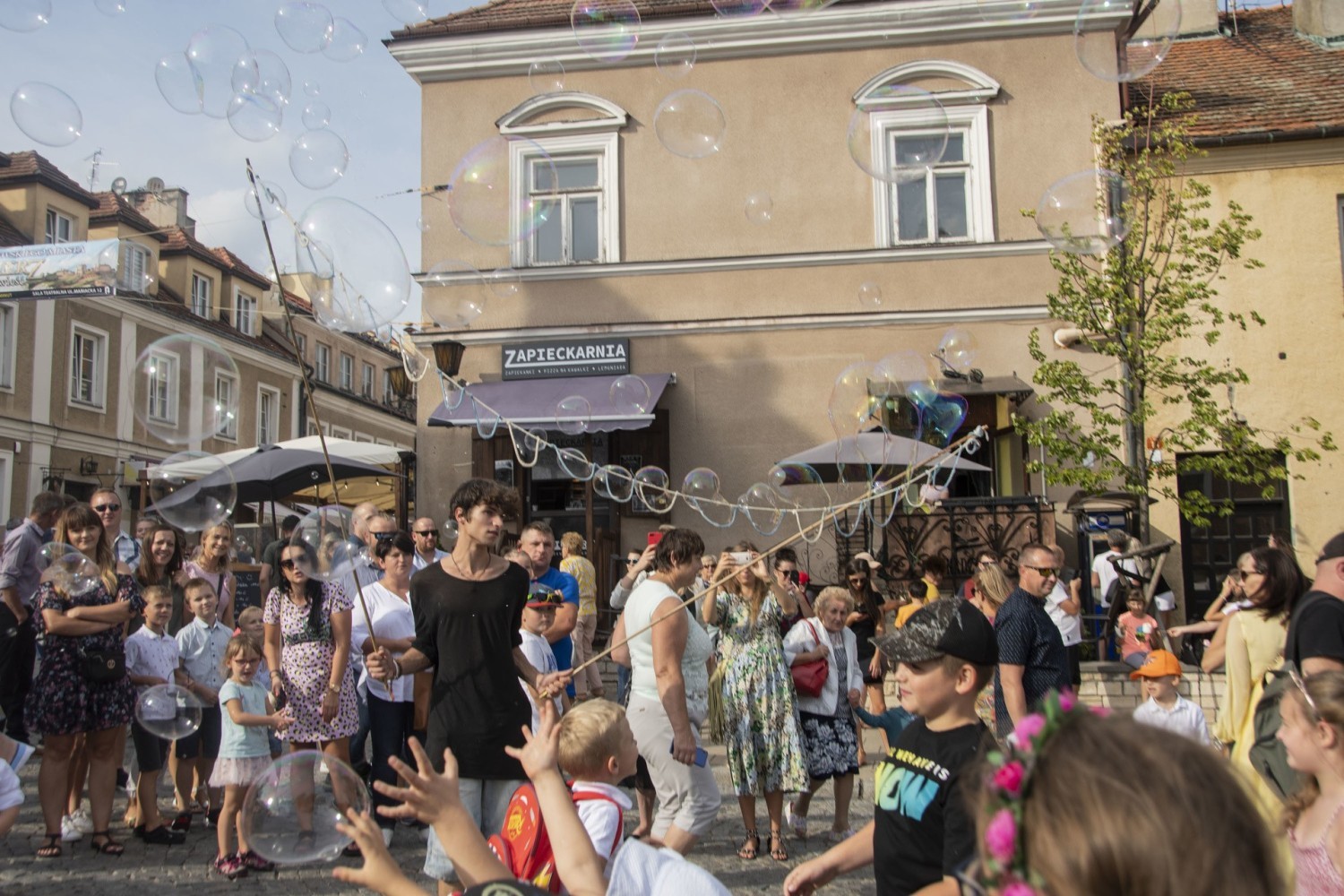 Słoneczna niedziela w Sandomierzu. Tłumy turystów wypoczywały na Rynku (ZDJĘCIA)
