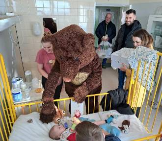 W Dzień Pluszowego Misia małych pacjentów szpitala w Przemyślu odwiedził miś [FOTO]