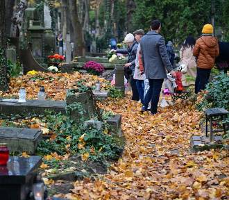 1 listopada na Powązkach. Tłumy warszawiaków odwiedziły zabytkową nekropolię