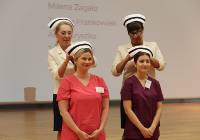 23 nowe pielęgniarki czepkowane. Ukończyły studia w Wałbrzychu - dużo zdjęć