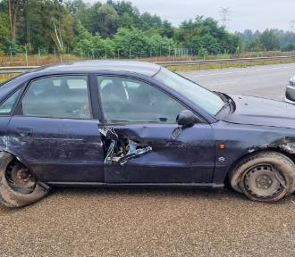 Wypadek na autostradzie A1 w Brodowych koło Radomska. Audi uderzyło w barierki