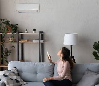 Klimatyzacja w mieszkaniu lub wiatrak? Poznaj skuteczne sposoby na mniejsze rachunki 
