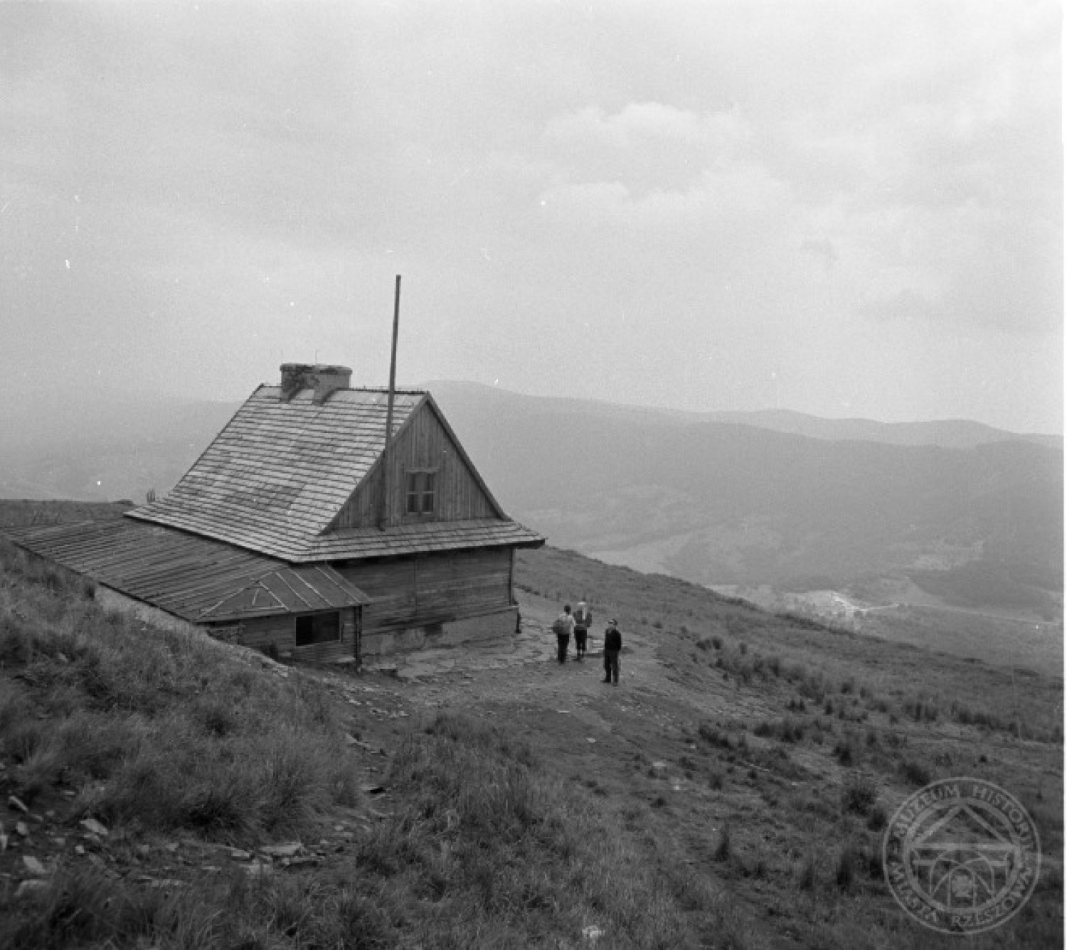 Więcej unikatowych fotografii i bardzo ciekawą dawkę wiedzy z przeszłości regionu znajdziesz na profilu Muzeum Historii Miasta Rzeszowa na Facebooku Kliknij TUTAJ