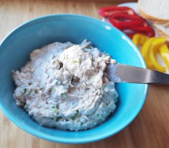 Prosta i zdrowa pasta kanapkowa. Przepis na błyskawiczne śniadanie