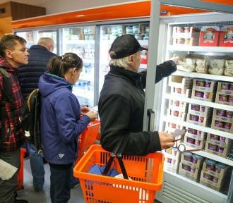 Sklep socjalny w Krakowie wydał już dziesiątki ton żywności. Kto może skorzystać?