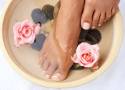 Sól bocheńska zadba o twoje stopy. Zobacz, jak przygotować kąpiel solankową, dzięki której twoje stopy będą gładkie, jak u niemowlaka