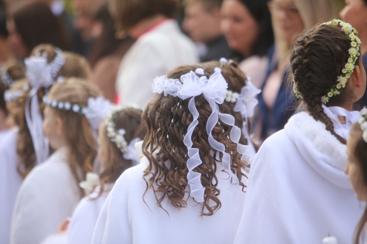 Fryzury na komunię to dzisiaj prawdziwe dzieła sztuki