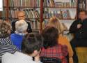 Czytelnicy spotkali się w bibliotece na Biesiadzie Literackiej z Tomaszem Piątkiem