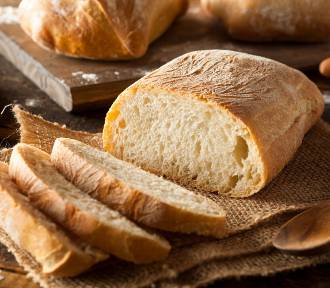 Jak mrozić pieczywo, żeby smakowało jak świeże? Zobacz, jak rozmrażać bułki i chleb
