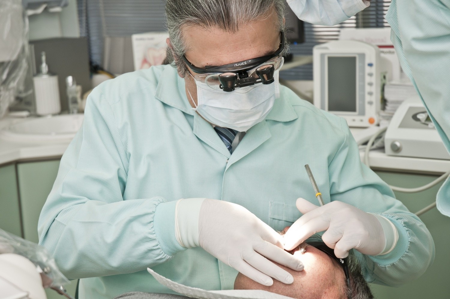 Zaufany stomatolog? Zastanawiasz się do dentysty się udać na wizytę? Zazwyczaj o poradę w kwestii polecenia lekarza pytamy znajomych