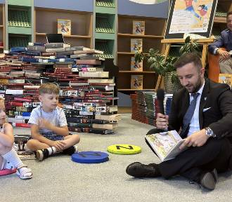 Akcja "Tata też czyta" odbyła się w bibliotece w Bełchatowie