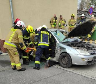 Strażacy ochotnicy cięli samochód i ćwiczyli pomoc ofiarom wypadku