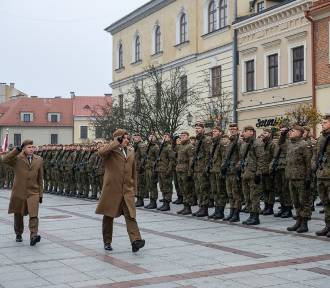 Żołnierze WOT złożyli przysięgę na Rynku w Tarnowie. Dużo zdjęć
