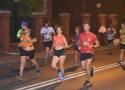 Szał biegania na 13. Półmaratonie Księżycowym w Rybniku! Ponad tysiąc uczestników przebiegło ulicami miasta. Zobacz zdjęcia
